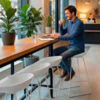 Bureaukruk Helsinki, scandinavisch design met metalen onderstel