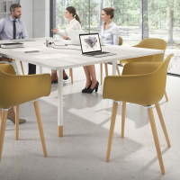 Scandinavische stoel Alice, houten poten