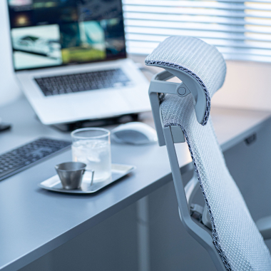 ergonomische bureaustoel grijs witte structuur netstof mesh 5d verstelbare armleuningen lumbale steun hoofdsteun 11