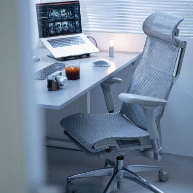 ergonomische bureaustoel grijs witte structuur netstof mesh 5d verstelbare armleuningen lumbale steun hoofdsteun 13