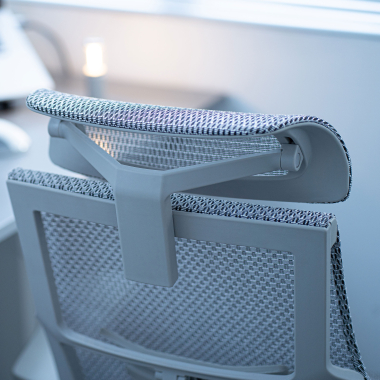 ergonomische bureaustoel grijs witte structuur netstof mesh 5d verstelbare armleuningen lumbale steun hoofdsteun 15